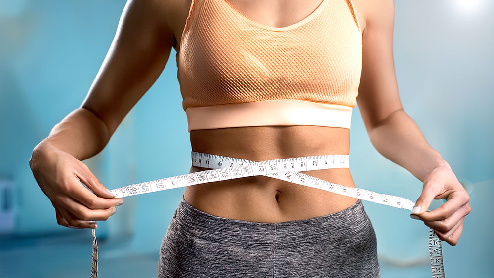 Hausärztin oder Hausarzt berät Patientin im Sprechzimmer