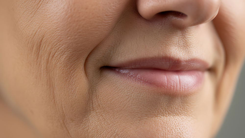 Hausärztin oder Hausarzt berät Patientin im Sprechzimmer