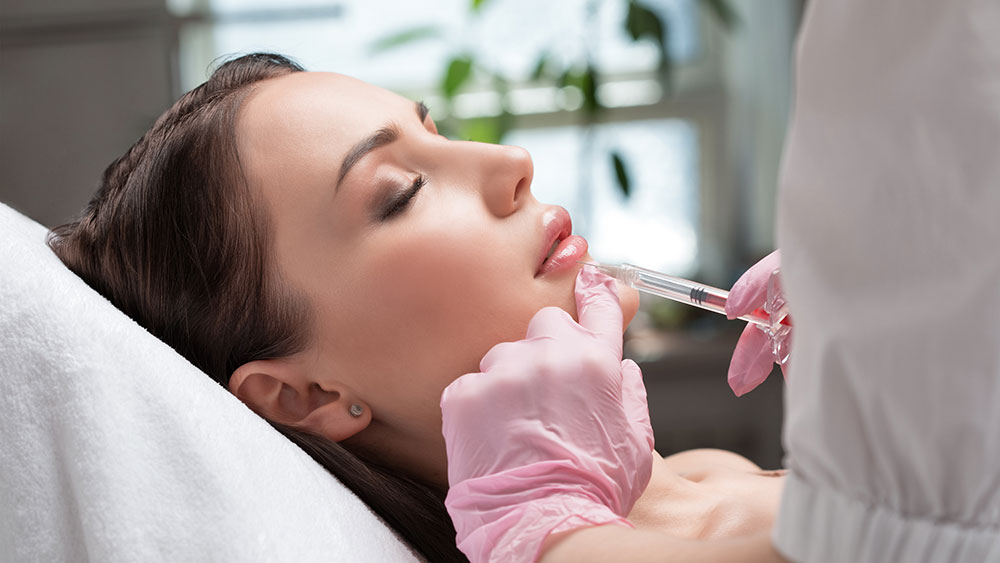 Hausärztin oder Hausarzt berät Patientin im Sprechzimmer